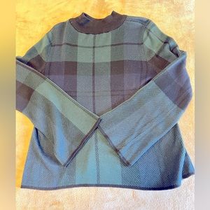 Ann Taylor Factory sweater top with flare sleeves Black blue and green sz L